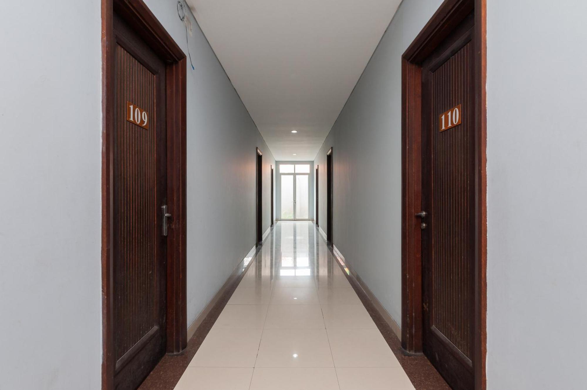 Reddoorz Plus Near Kelapa Dua Kebon Jeruk Cakarta Dış mekan fotoğraf