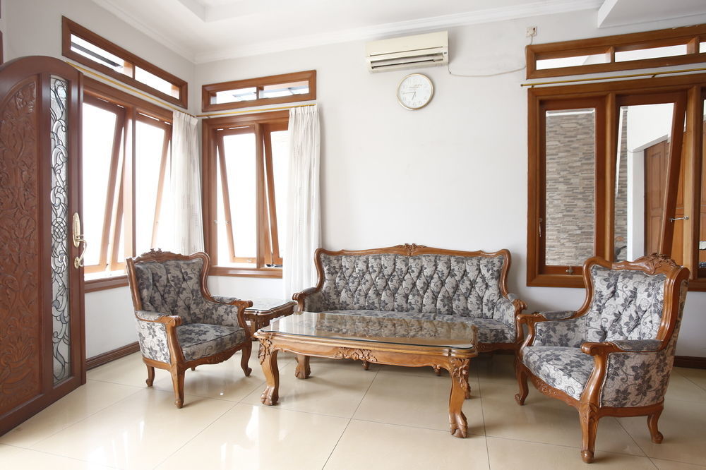 Reddoorz Plus Near Kelapa Dua Kebon Jeruk Cakarta Dış mekan fotoğraf