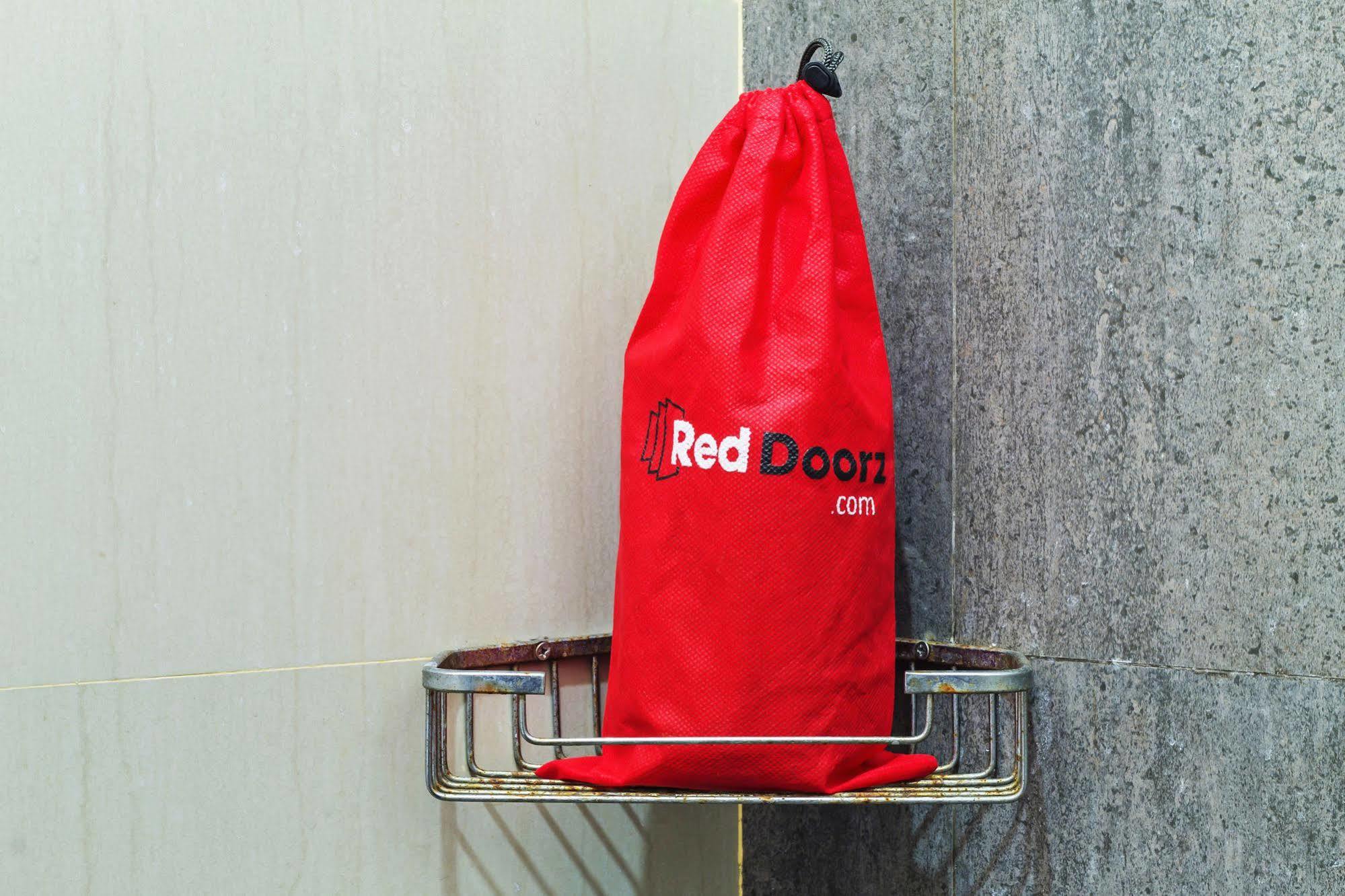Reddoorz Plus Near Kelapa Dua Kebon Jeruk Cakarta Dış mekan fotoğraf