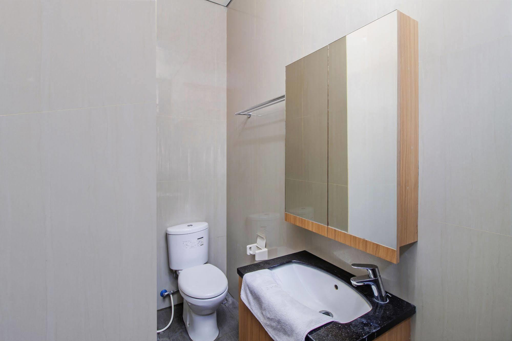 Reddoorz Plus Near Kelapa Dua Kebon Jeruk Cakarta Dış mekan fotoğraf