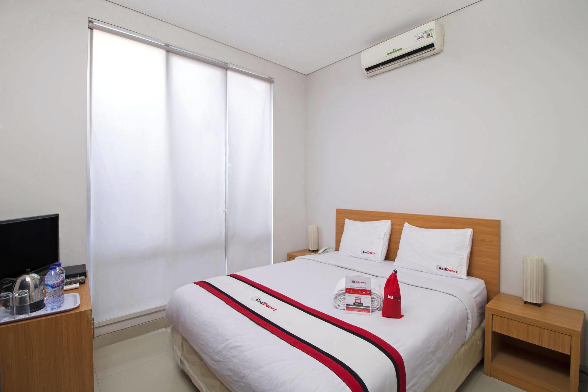 Reddoorz Plus Near Kelapa Dua Kebon Jeruk Cakarta Dış mekan fotoğraf