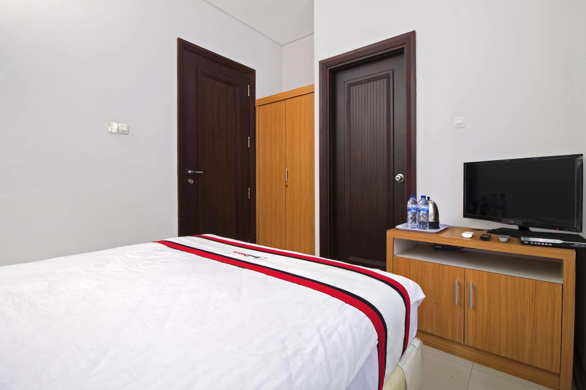 Reddoorz Plus Near Kelapa Dua Kebon Jeruk Cakarta Dış mekan fotoğraf