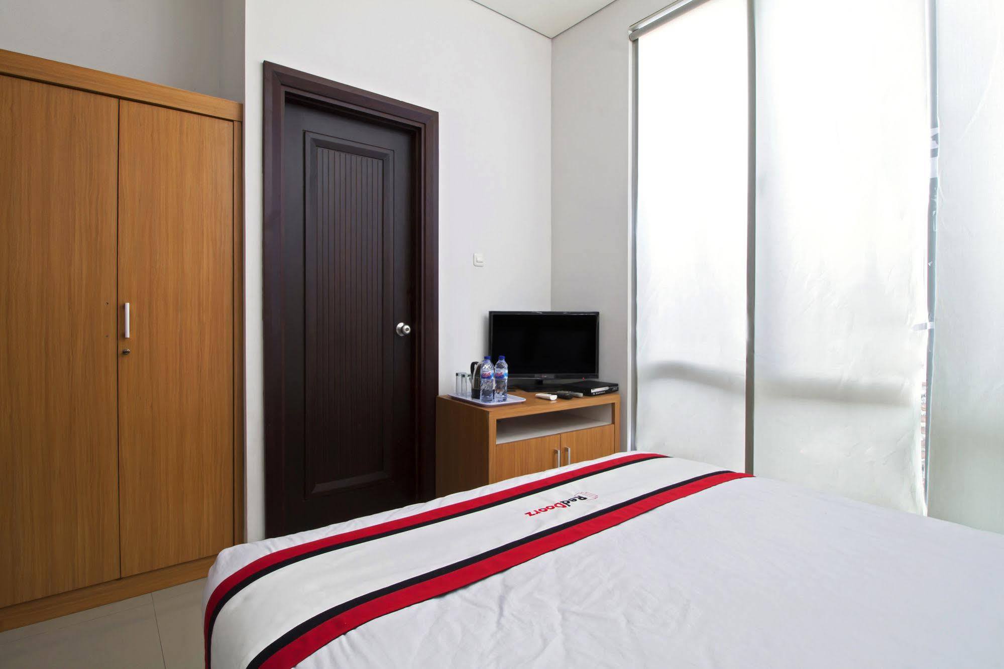 Reddoorz Plus Near Kelapa Dua Kebon Jeruk Cakarta Dış mekan fotoğraf