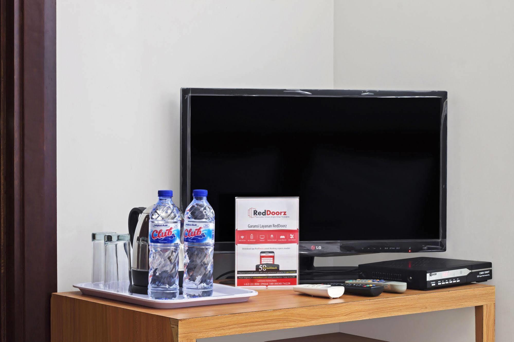 Reddoorz Plus Near Kelapa Dua Kebon Jeruk Cakarta Dış mekan fotoğraf