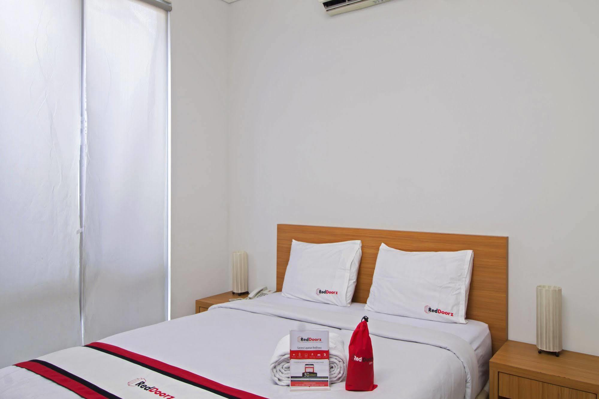 Reddoorz Plus Near Kelapa Dua Kebon Jeruk Cakarta Dış mekan fotoğraf